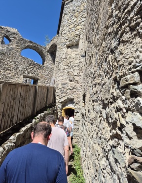 Eine Gruppe von geht eine Burg hinauf.