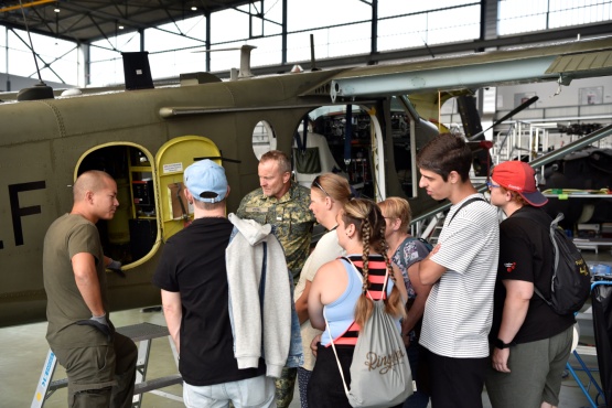 Eine Gruppe von Menschen betrachtet ein Flugzeug.