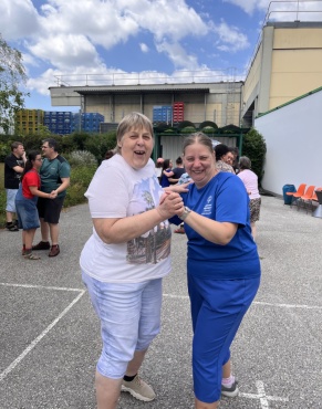 2 Frauen beim Tanzen.