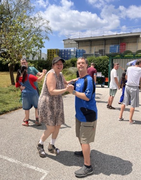 Eine Frau und ein Mann l&auml;cheln in die Kamera beim gemeinsamem Tanzen.