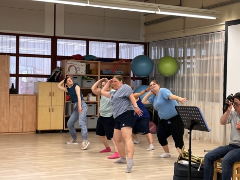 5 Frauen beim Auff&uuml;hren einer Tanz Choreographie.