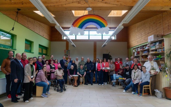 Eine Gruppe von Menschen l&auml;chelt in die Kamera.