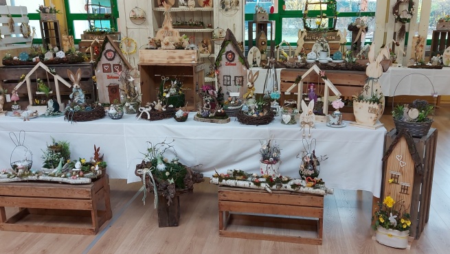 Eine Ausstellung von verschiedenen Dekorationsartikeln.