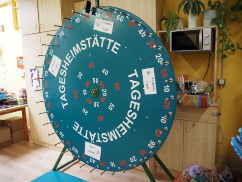 Ein großes Rad zum Drehen für ein Glücksspiel.