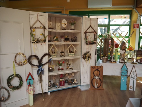 Eine Ausstellung von verschiedenen Dekorationsartikeln.