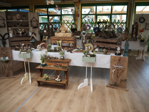 Eine Ausstellung von verschiedenen Dekorationsartikeln.