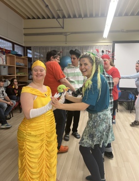 2 verkleidete Personen beim Tanzen l&auml;cheln in die Kamera.