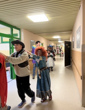 Eine Gruppe von verkleideten Menschen beim Tanzen.