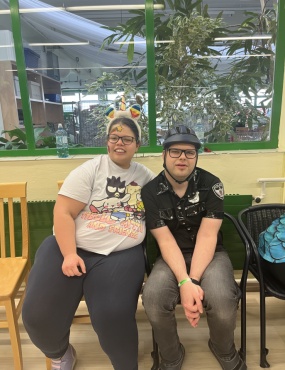 2 verkleidete Personen l&auml;cheln in die Kamera.