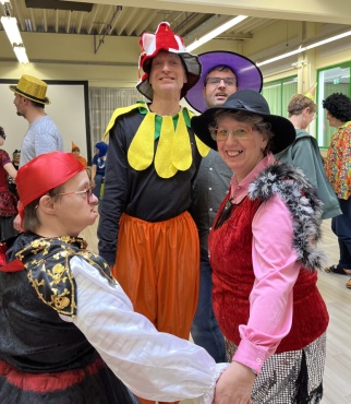 4 verkleidete Personen lächeln in die Kamera.