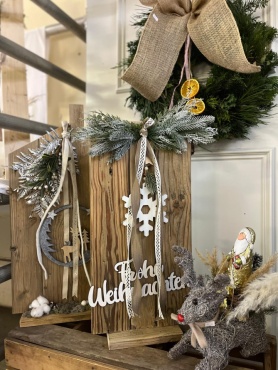 Nahaufnahme von Weihnachts- und Adventdekorationsartikeln.