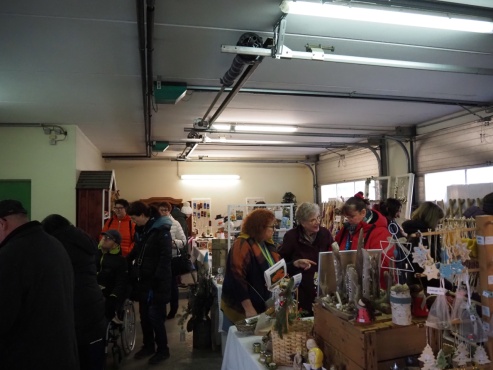 Einige Menschen beim Einkaufen von Dekorationsartikeln.