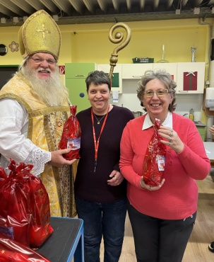 3 Personen l&auml;cheln in die Kamera. Sie halten Nikolosackerl in den H&auml;nden.