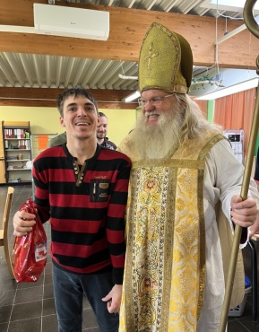 2 Personen l&auml;cheln in die Kamera. Eine Person h&auml;lt ein Nikolosackerl in der Hand.