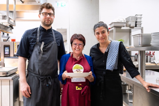 1 Man und 2 Frauen lächeln in die Kamera.
