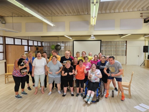 Ein Gruppenfoto von 18 Personen.
