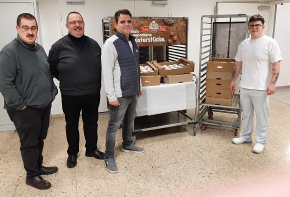 4 Personen l&auml;cheln in die Kamera.